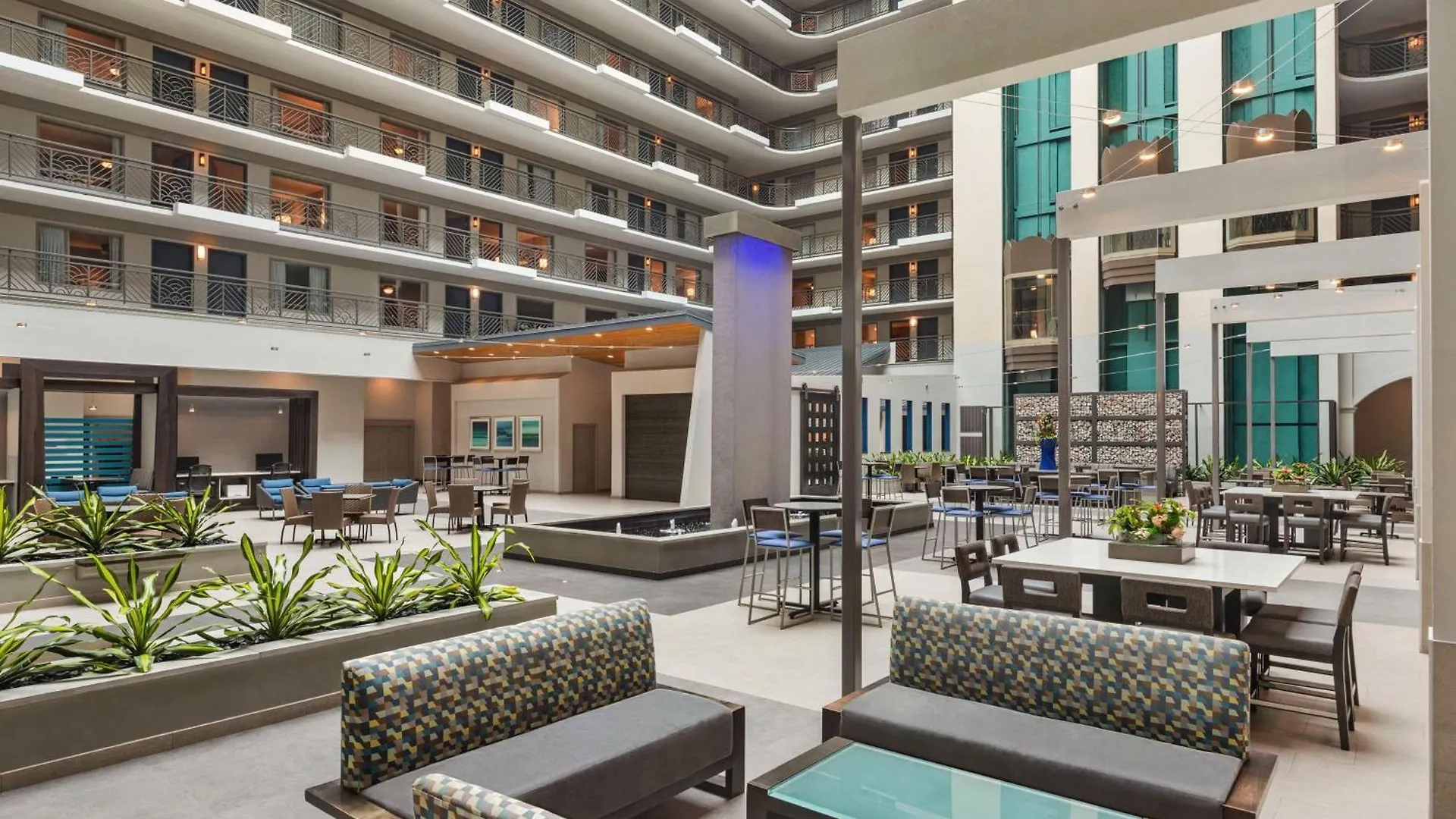 Hotel Embassy By Hilton International Airport 4*