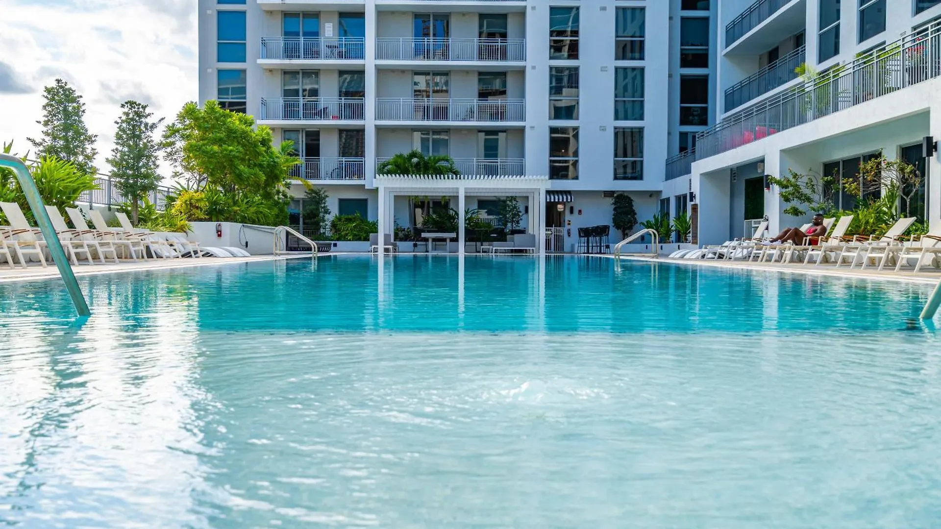 Prime Location 1-bed Retreat With Free Parking Apartment *