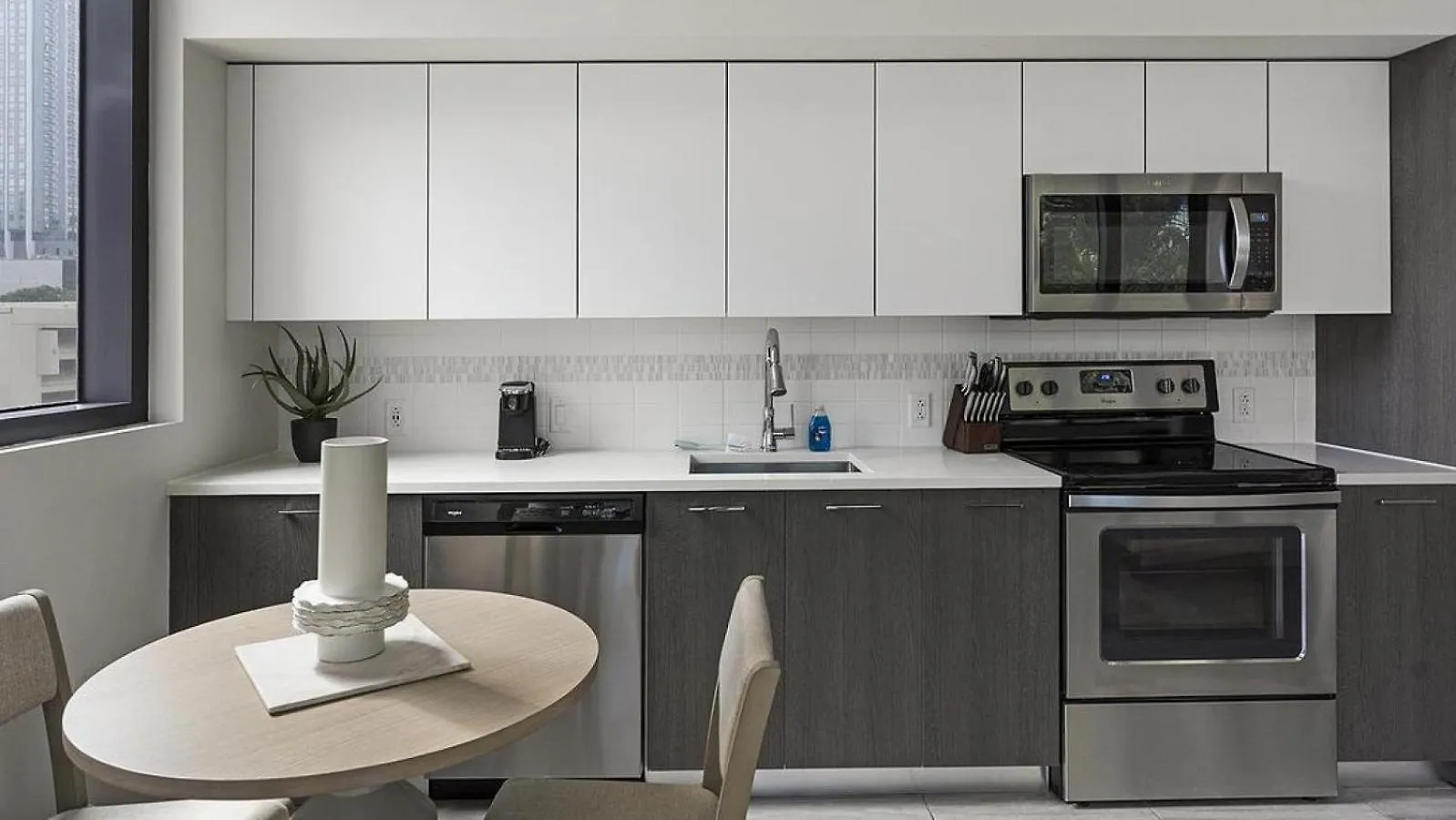 Landing Modern With Amazing Amenities Apartment