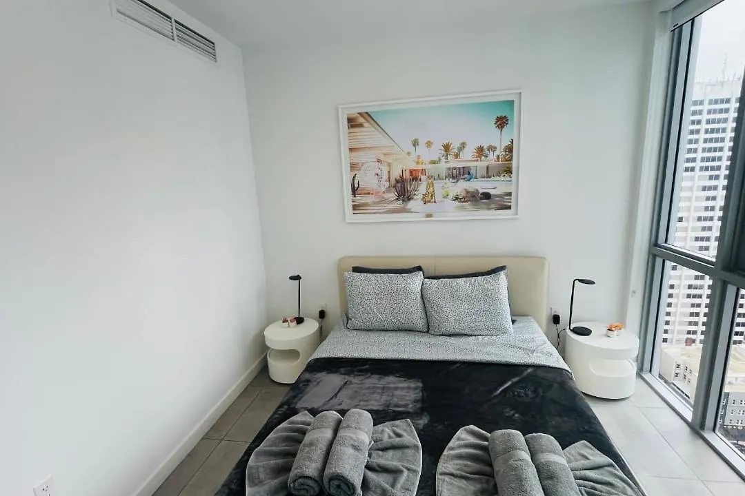 Explore Miami's Heat - Huge 1 Bed Pool & Gym Holiday home Miami