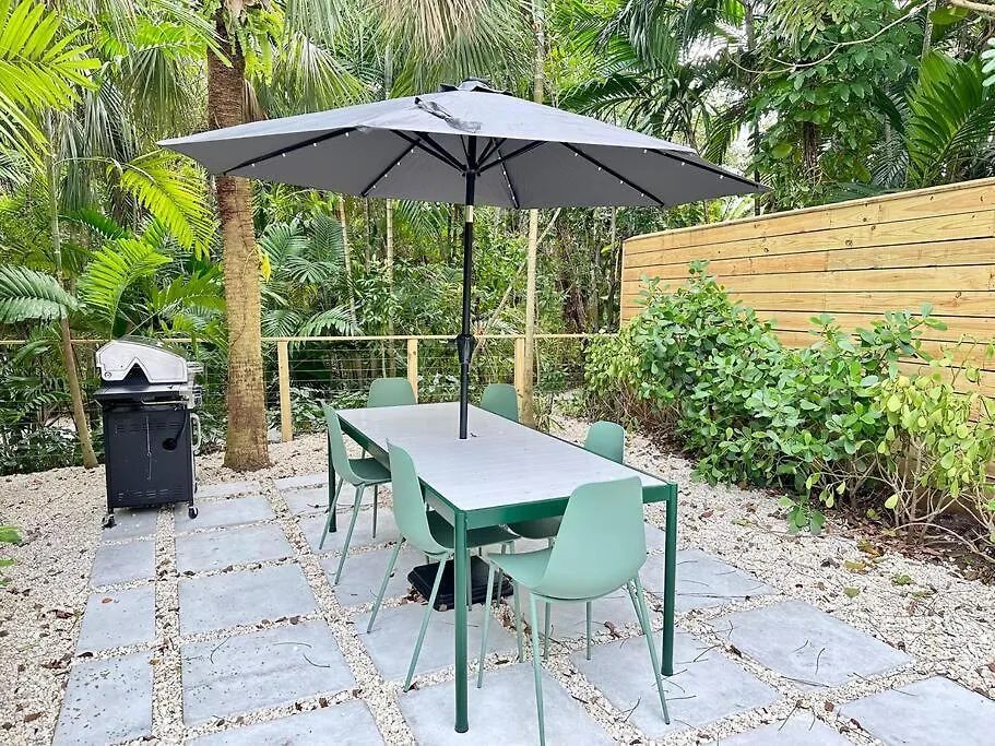 Coconut Grove Mid-century Jungle Oasis 迈阿密