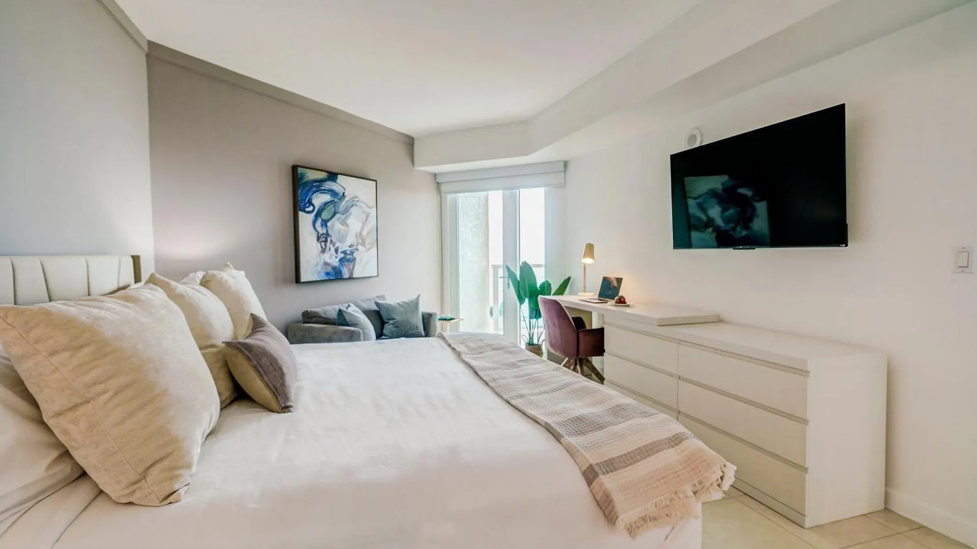 Direct Bayview One Bedroom In Coconut Grove Includes Parking Apartment *