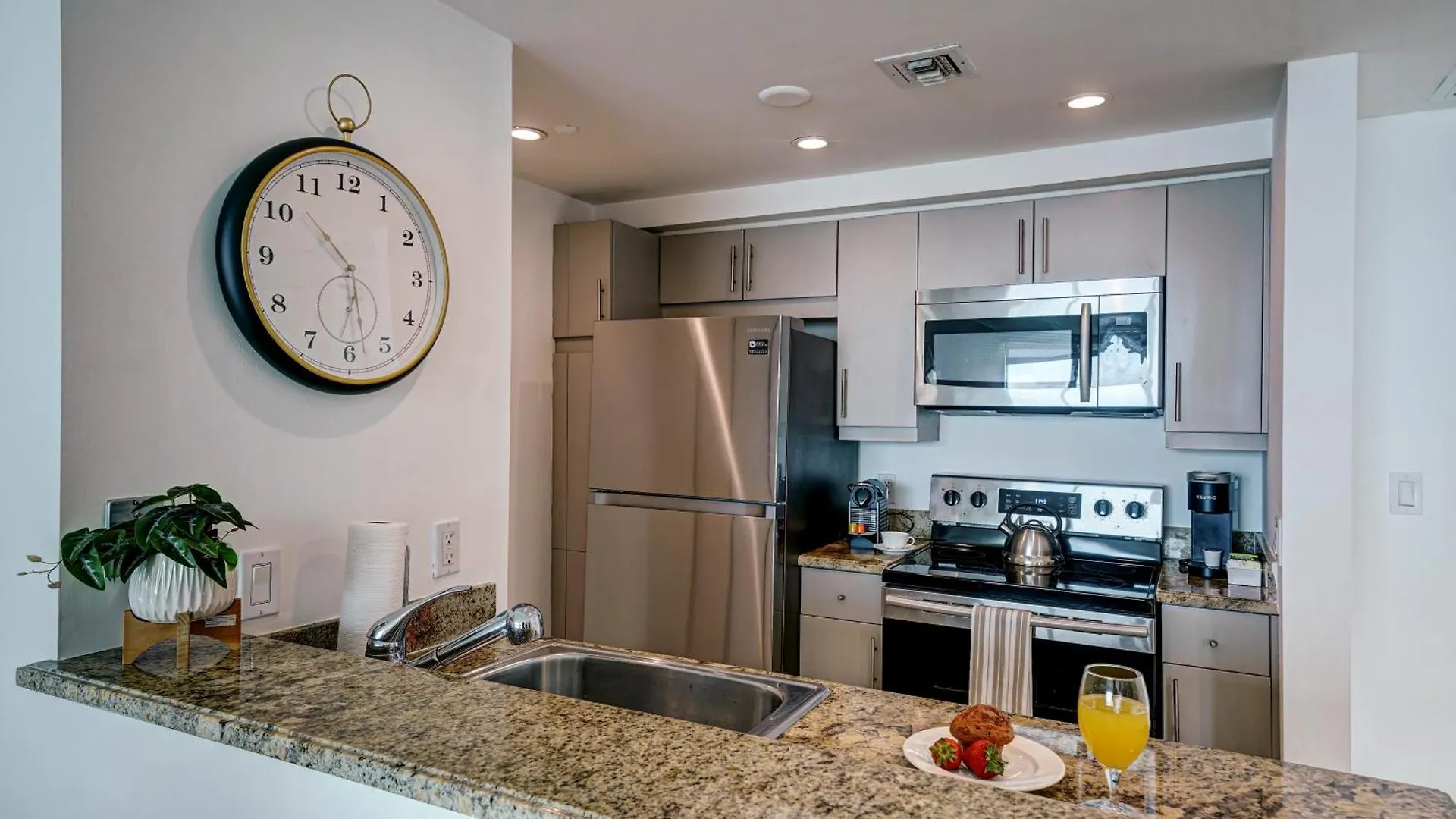 Direct Bayview One Bedroom In Coconut Grove Includes Parking *