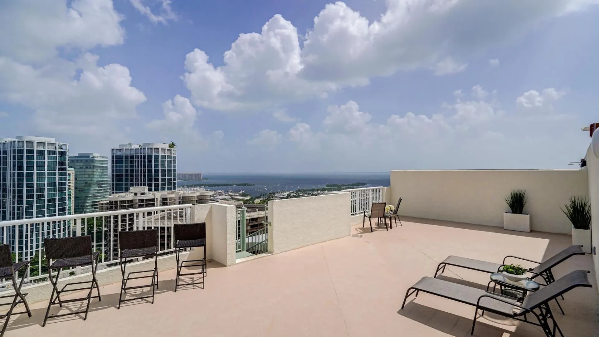 Apartment Luxury Penthouse With Private Rooftop Terrace In Coconut Grove