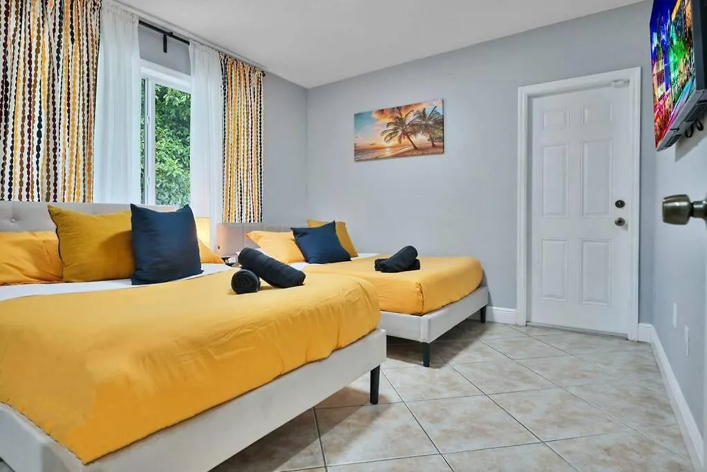 Coastal Escape: Luxury Retreat With Game & Access Holiday home Miami