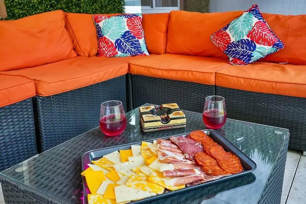 Coastal Escape: Luxury Retreat With Game & Access Holiday home Miami