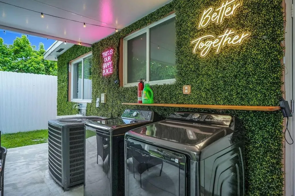 Coastal Escape: Luxury Retreat With Game & Access Holiday home Miami