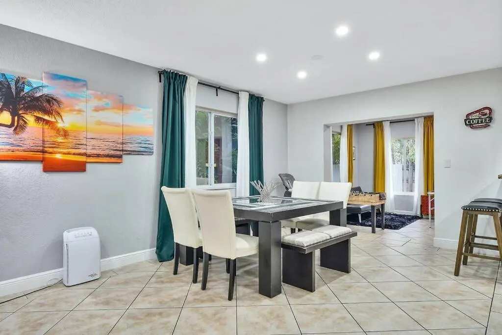 Coastal Escape: Luxury Retreat With Game & Access Holiday home