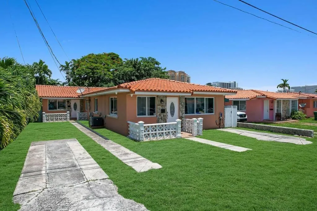 Coastal Escape: Luxury Retreat With Game & Access Holiday home Miami