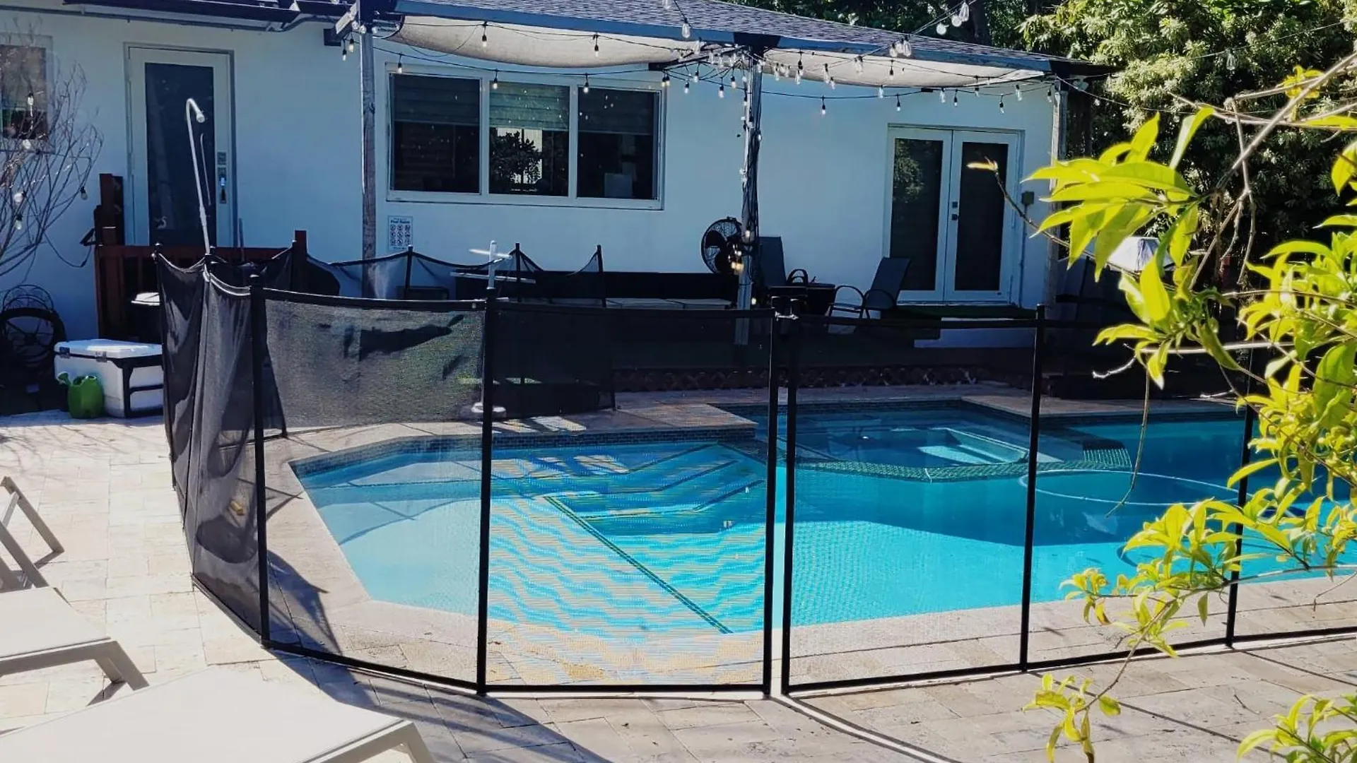 Holiday home Festive Pool With Lots Of Colors And Swag. *