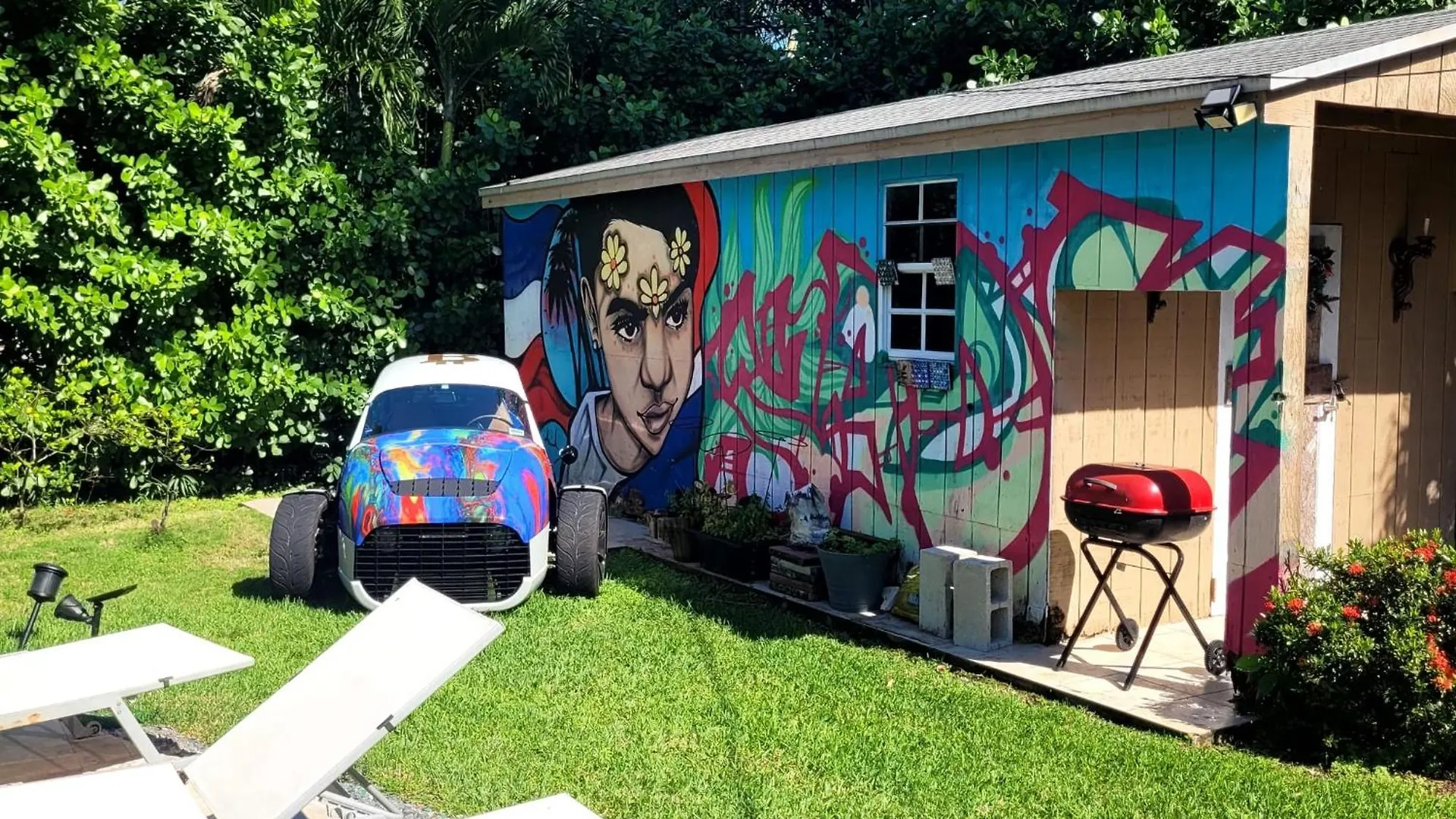 Festive Pool With Lots Of Colors And Swag. Holiday home Miami