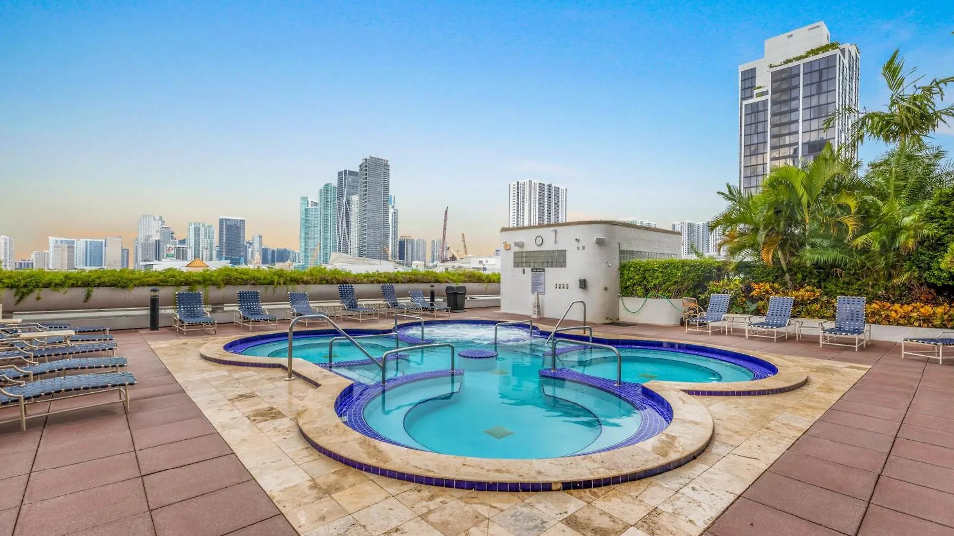 Apartment Stunning Balcony Views 4 Bedroom *