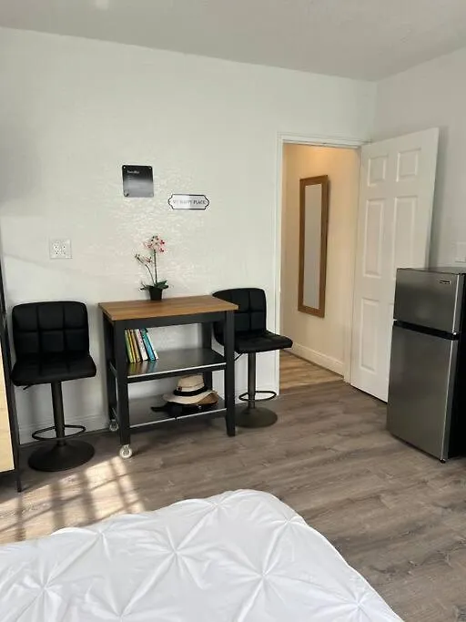 And Cozy 4 Apartment *