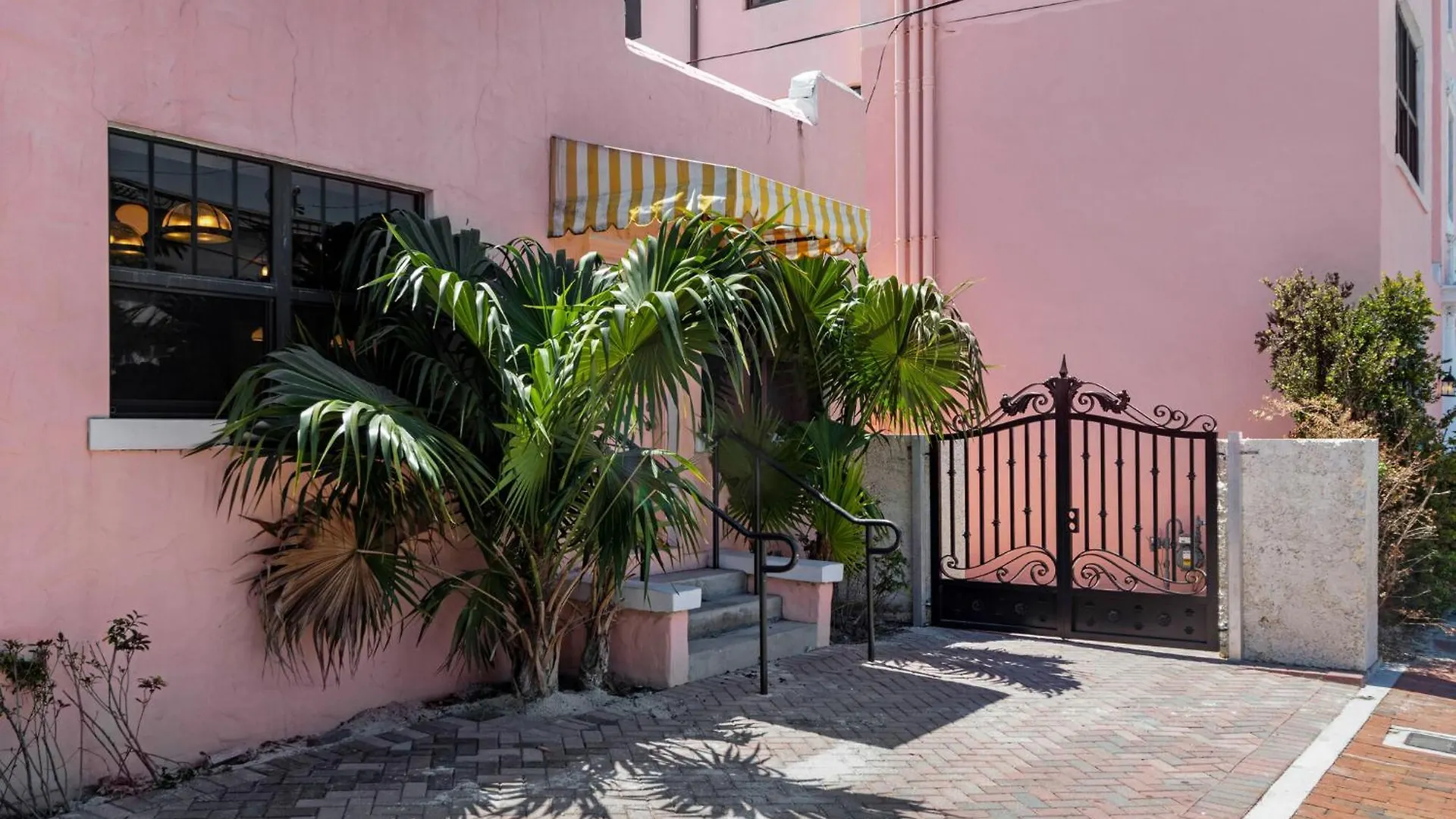 Roami At Tower - Calle Ocho *