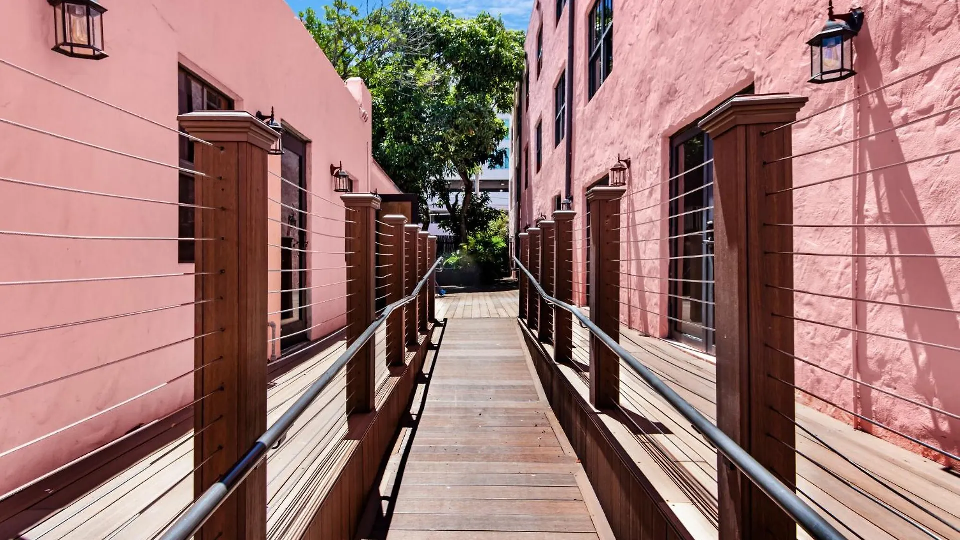 Roami At Tower - Calle Ocho