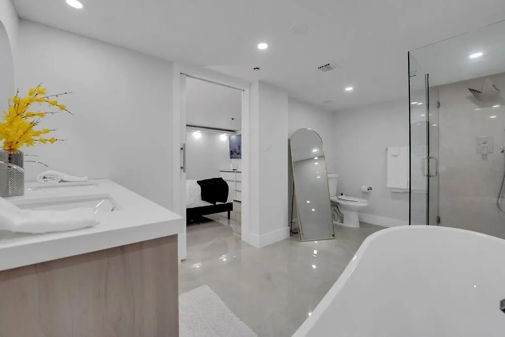 Shades Of Sky Penthouse! Newly Renovated Apartment *