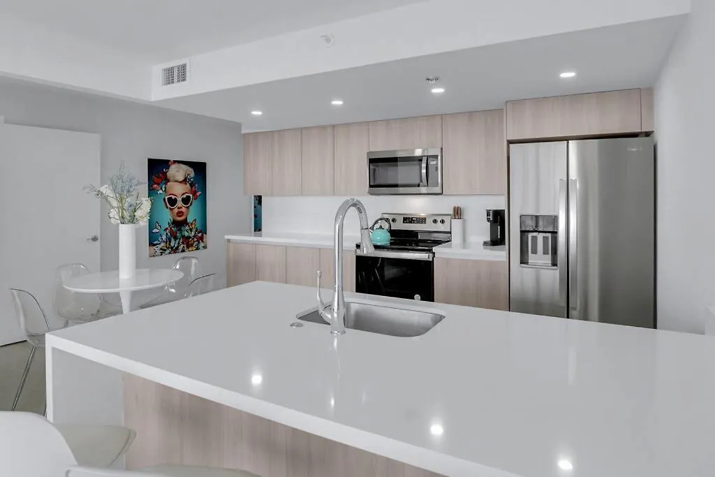 Shades Of Sky Penthouse! Newly Renovated Apartment *