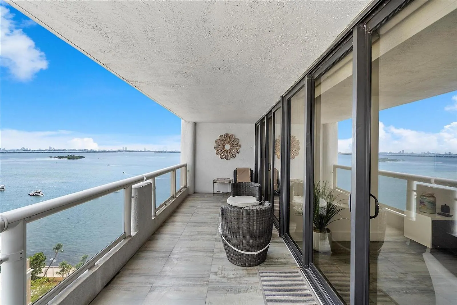 Beautiful Water & Park Views, Remodeled, Wfh Office Apartment Miami