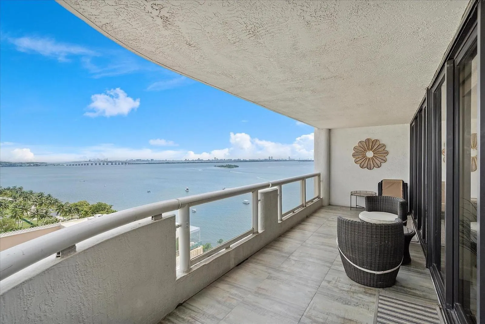 Beautiful Water & Park Views, Remodeled, Wfh Office Apartment *
