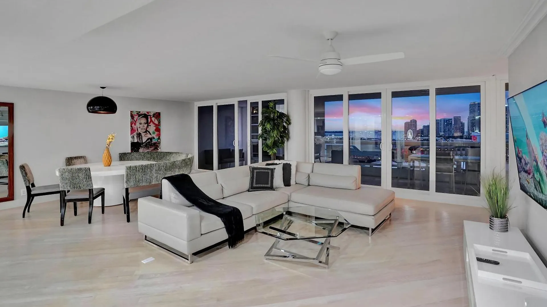 Over The Moon! Skyline And Water Views! *