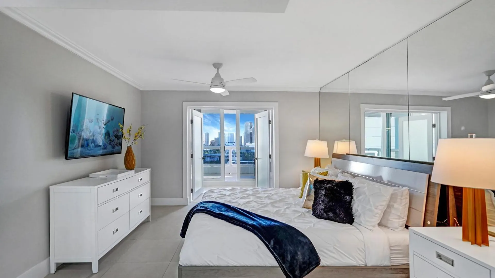 Over The Moon! Skyline And Water Views! Apartment