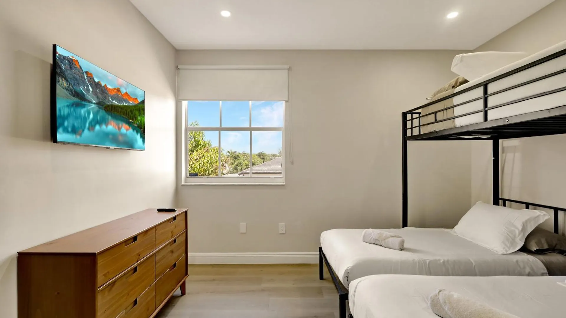 Holiday home Luxe Pool, Bbq & Fire Pit - 5 Min To Dolphinmall *