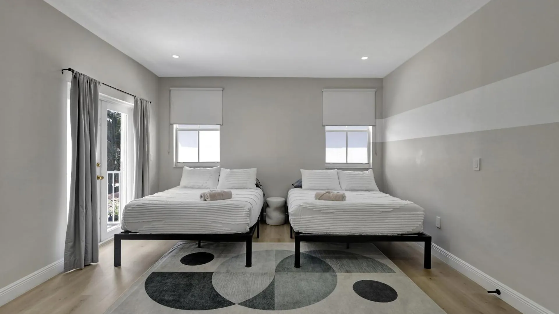 Luxe Pool, Bbq & Fire Pit - 5 Min To Dolphinmall Holiday home