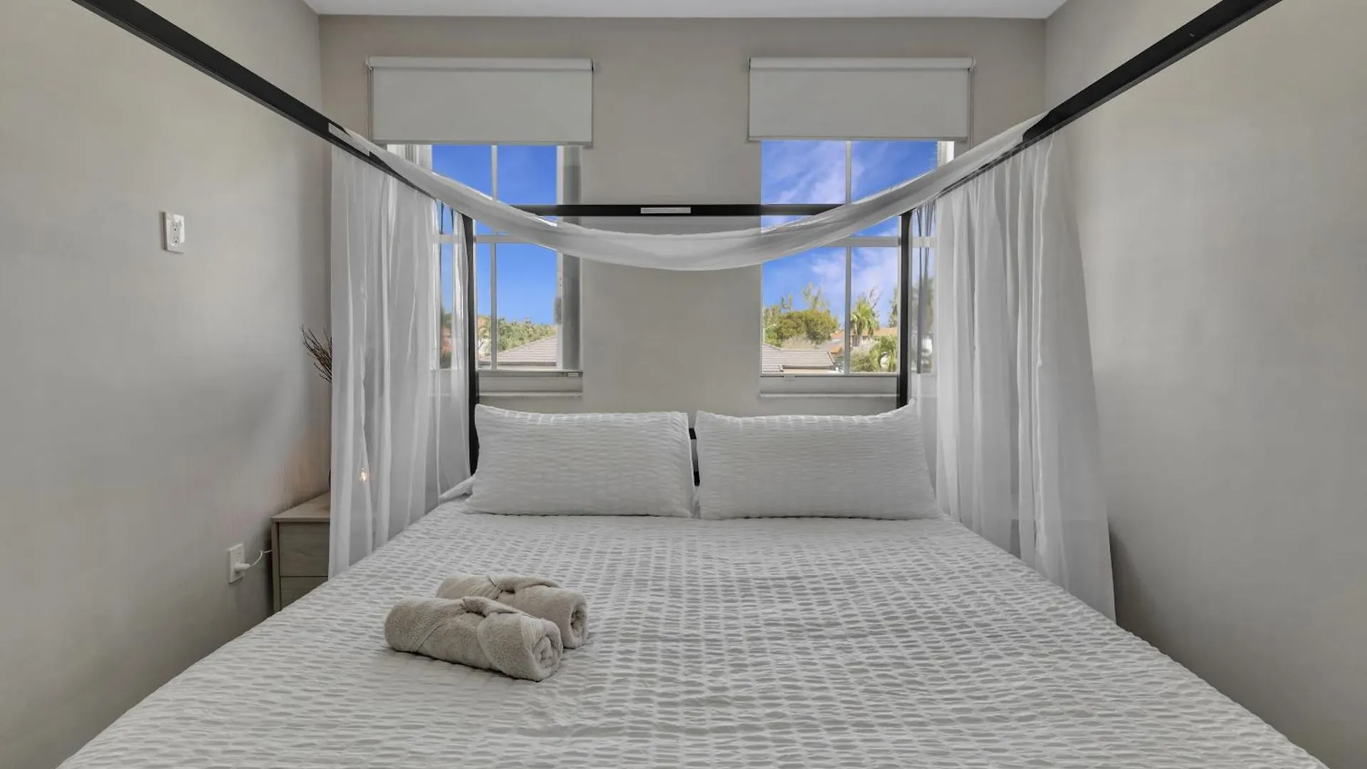 Luxe Pool, Bbq & Fire Pit - 5 Min To Dolphinmall Holiday home