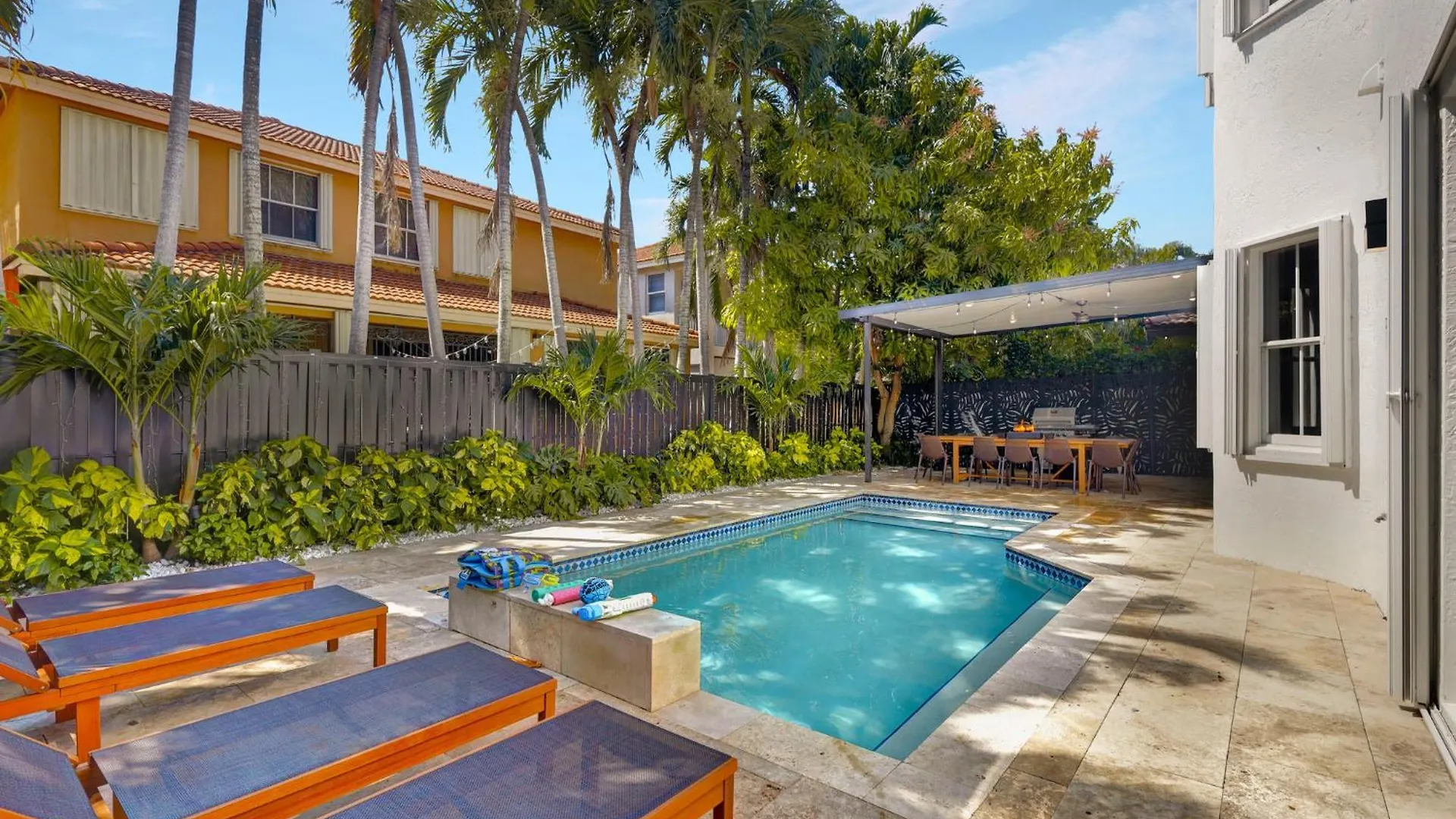 Holiday home Luxe Pool, Bbq & Fire Pit - 5 Min To Dolphinmall *