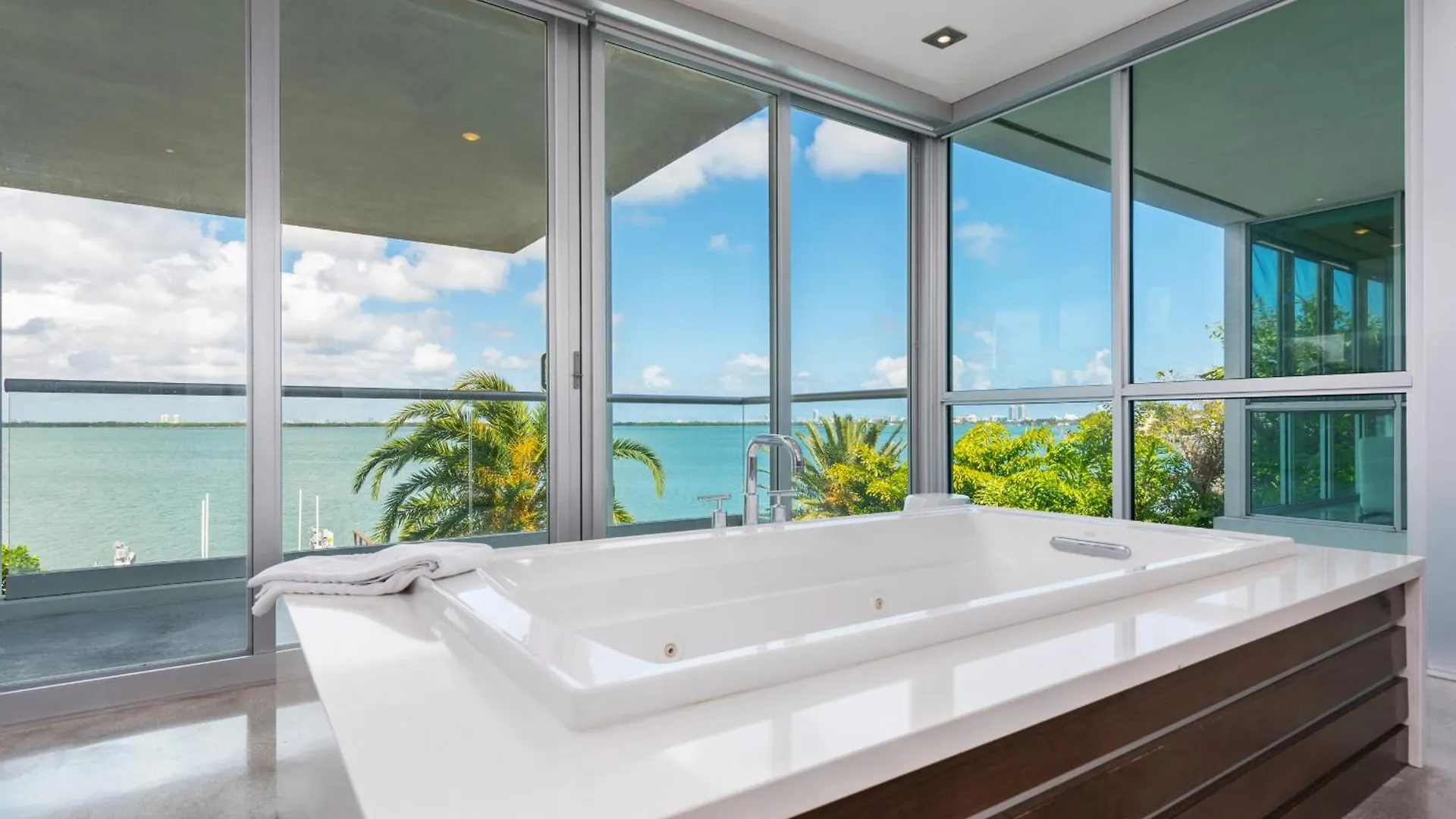 Discover Paradise Your Exclusive Waterfront Escape Villa Miami