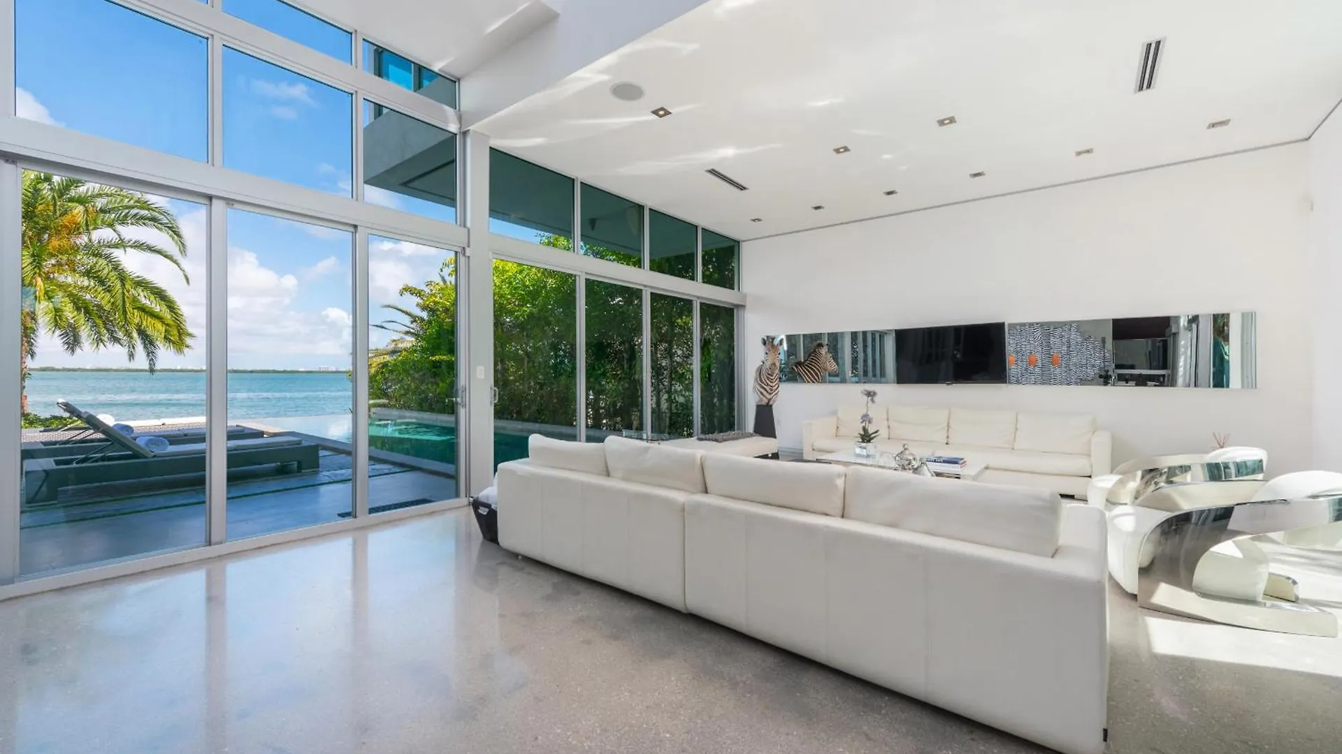 Villa Discover Paradise Your Exclusive Waterfront Escape Miami
