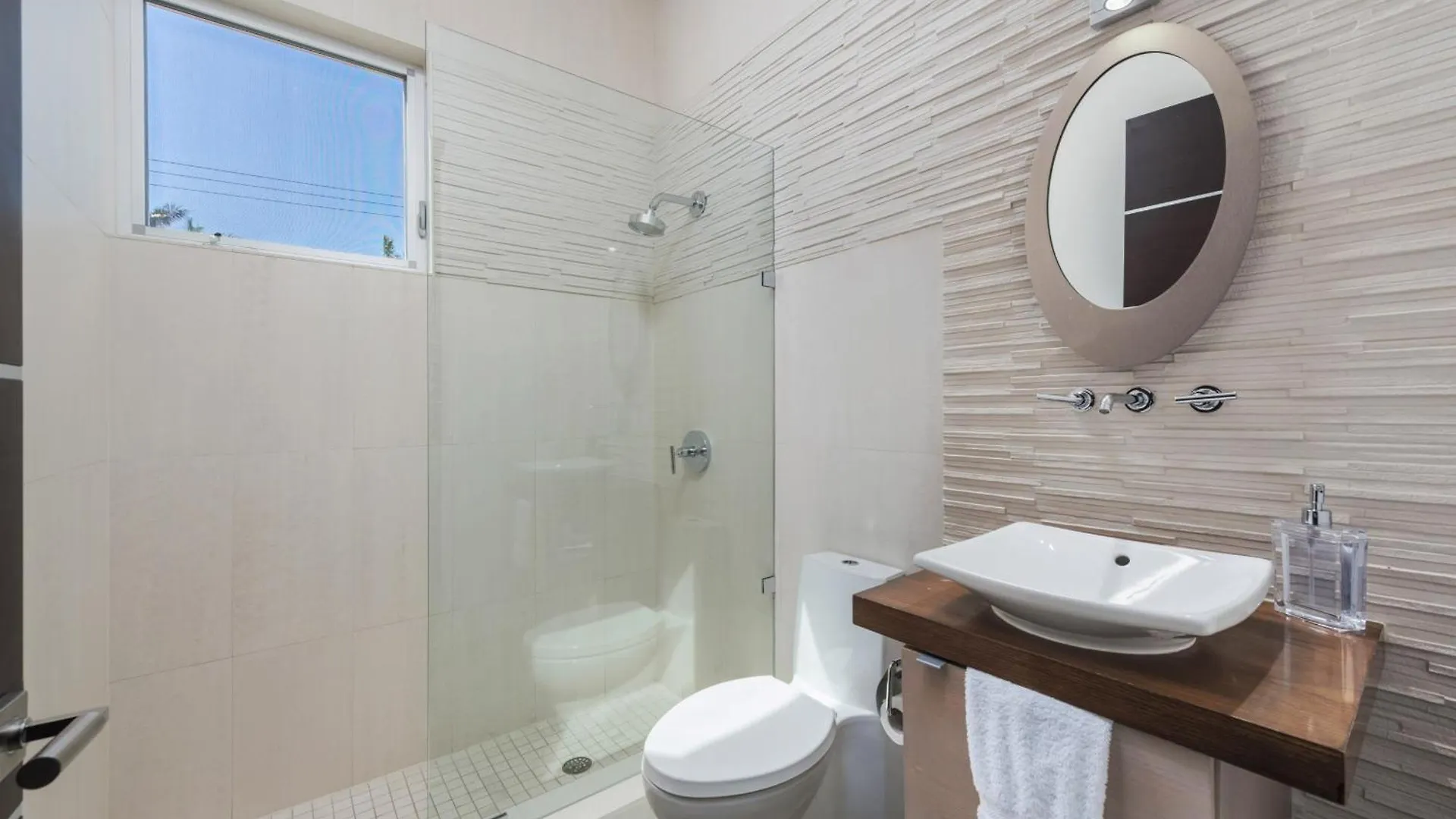 Discover Paradise Your Exclusive Waterfront Escape Villa Miami