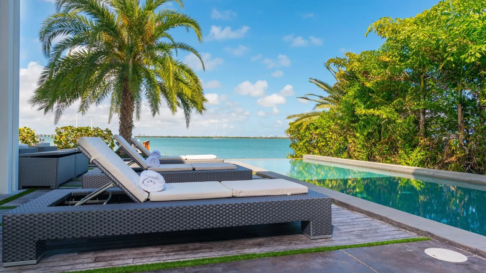 Discover Paradise Your Exclusive Waterfront Escape Villa *