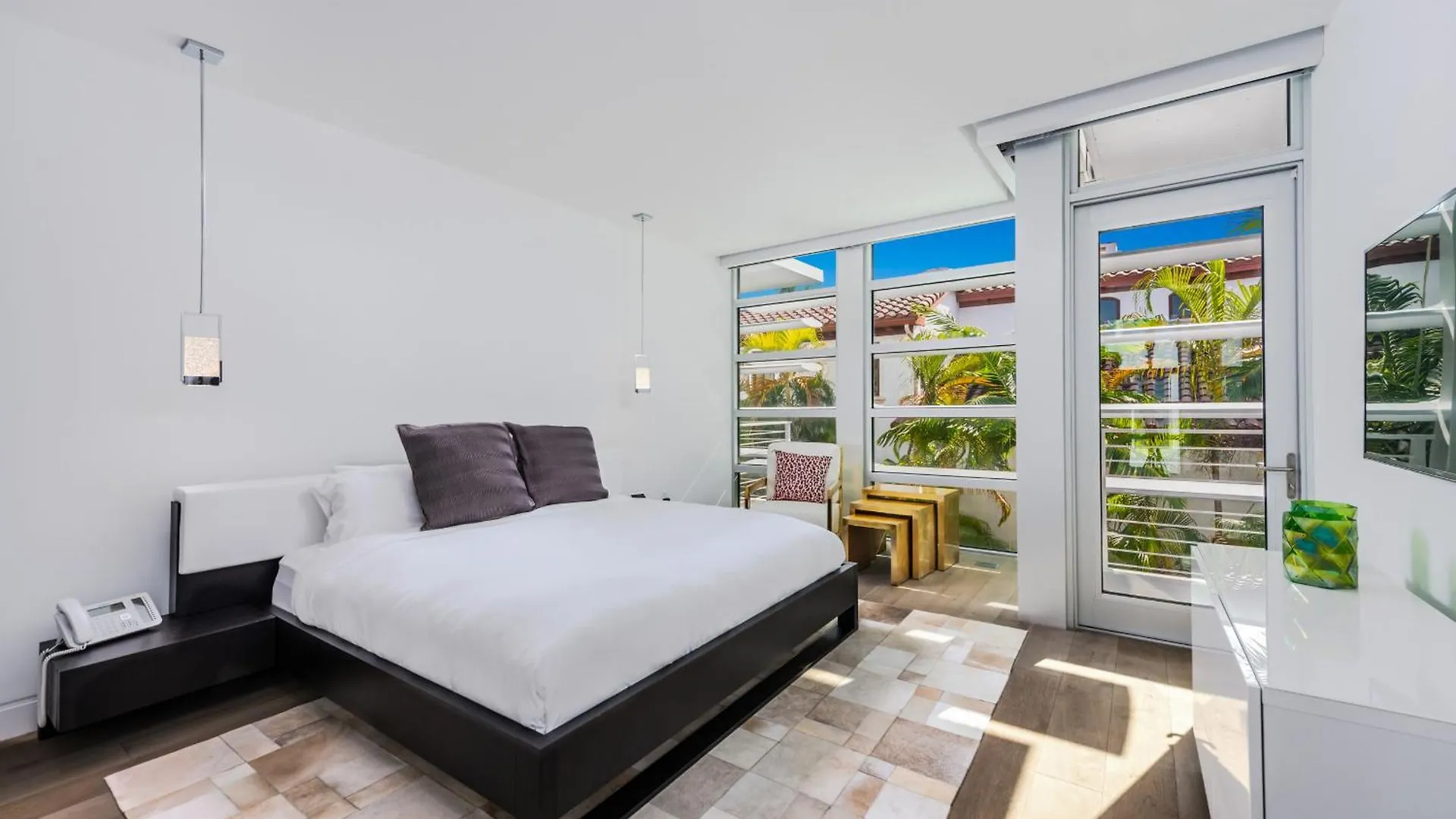 Indulge In Waterfront Elegance Your Ultra Luxury Estate Beckons! Villa