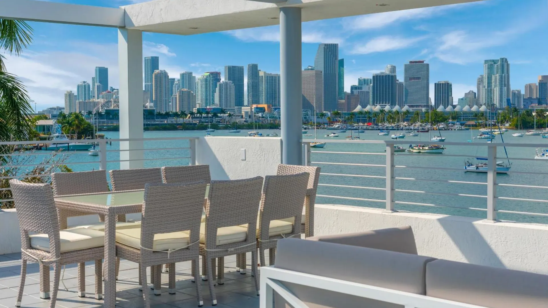 Indulge In Waterfront Elegance Your Ultra Luxury Estate Beckons! Villa