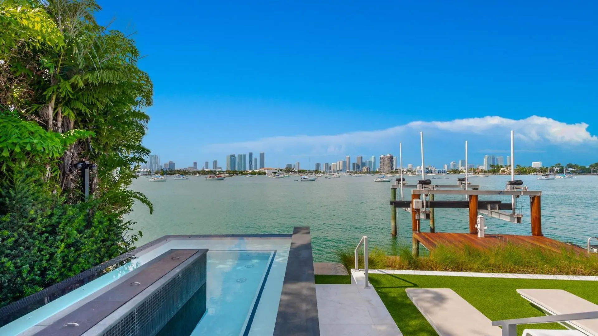 Villa Indulge In Waterfront Elegance Your Ultra Luxury Estate Beckons! Miami