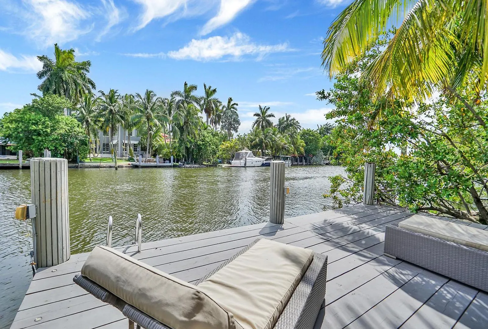 Villa Experience Warmth & Comfort In Our Stylish Balinese Waterfront *