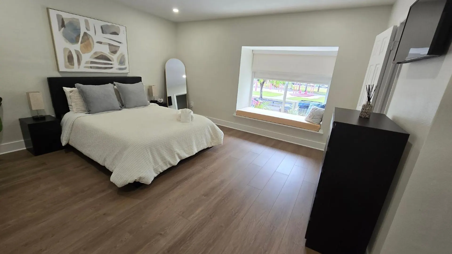 Luxurious & Spacious Townhouse In Prime Location