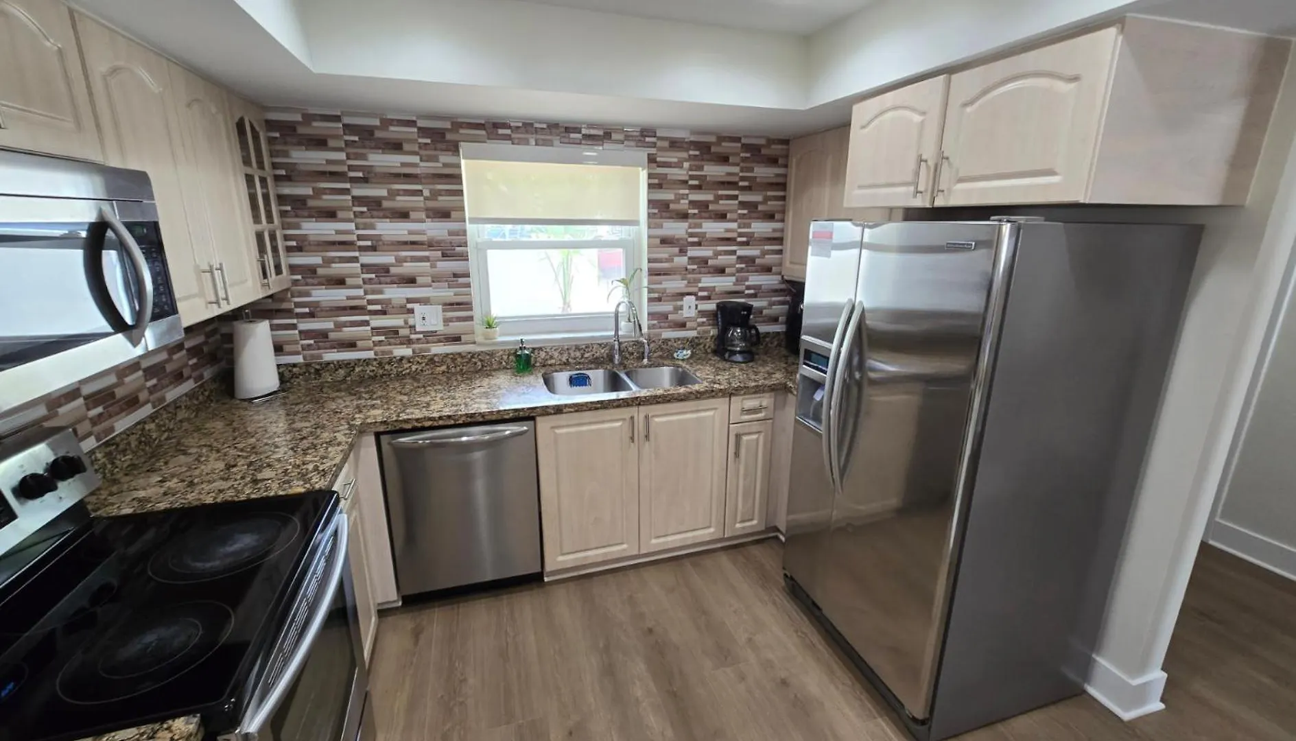 Luxurious & Spacious Townhouse In Prime Location