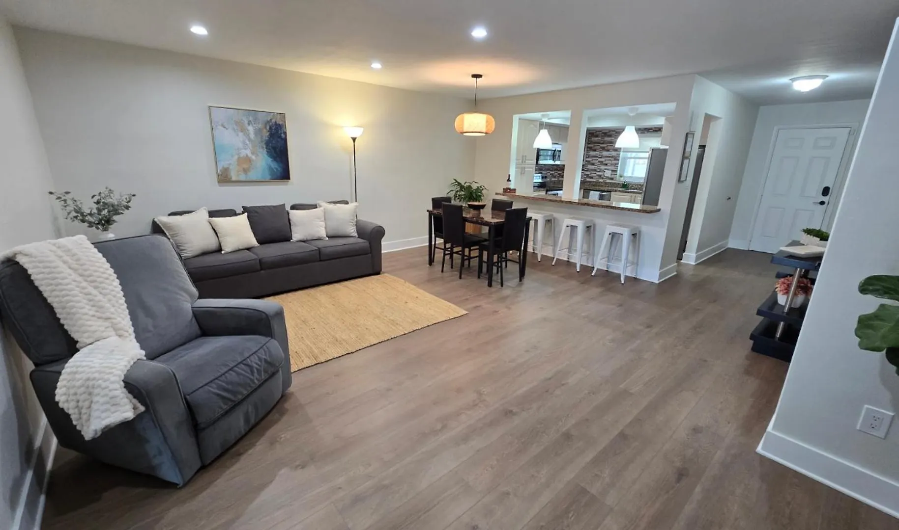 Luxurious & Spacious Townhouse In Prime Location