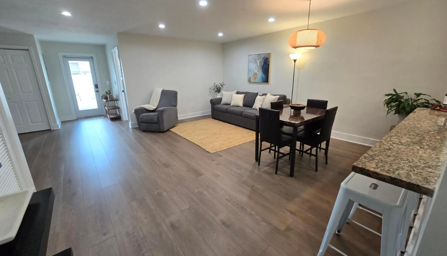 Luxurious & Spacious Townhouse In Prime Location