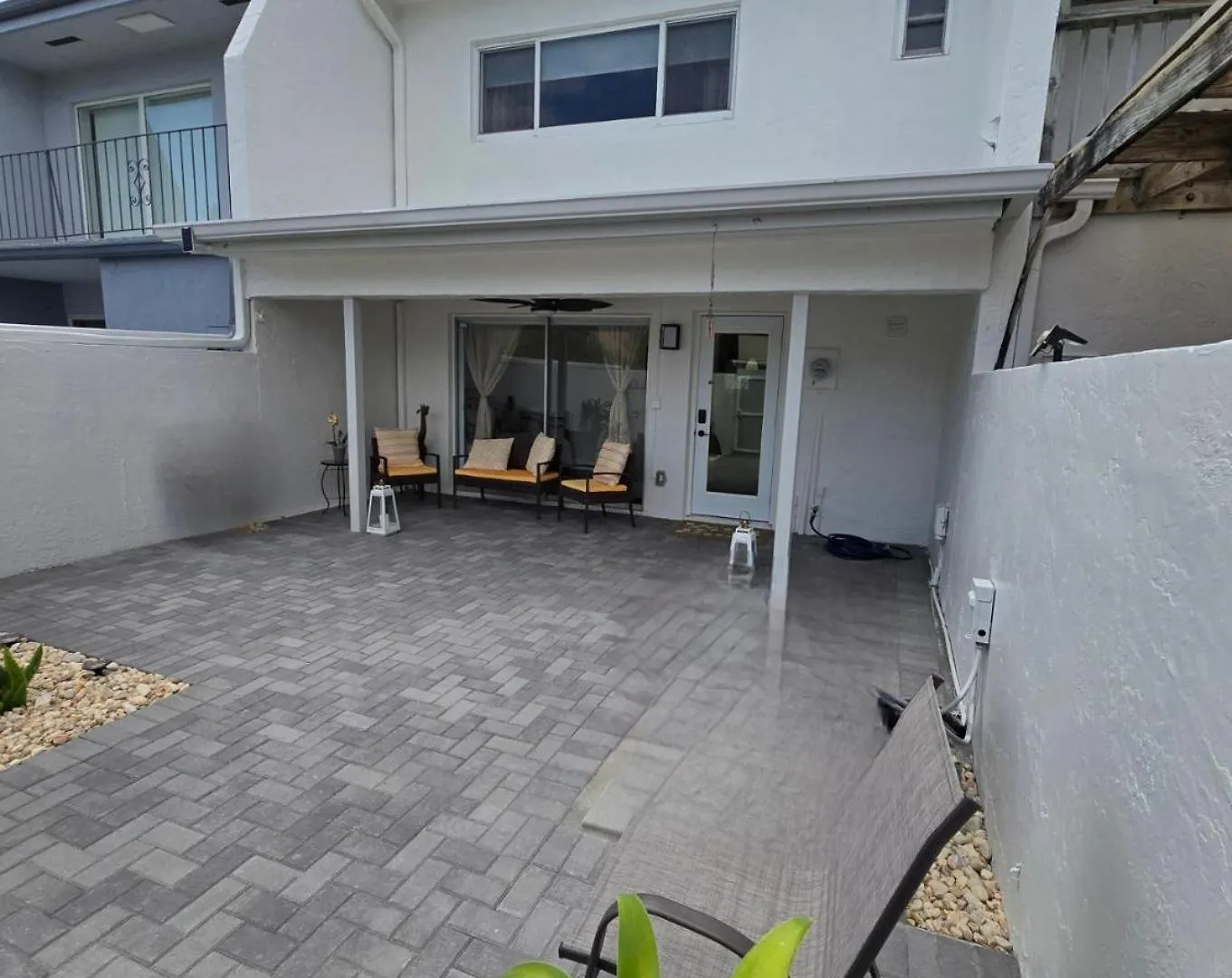 Luxurious & Spacious Townhouse In Prime Location