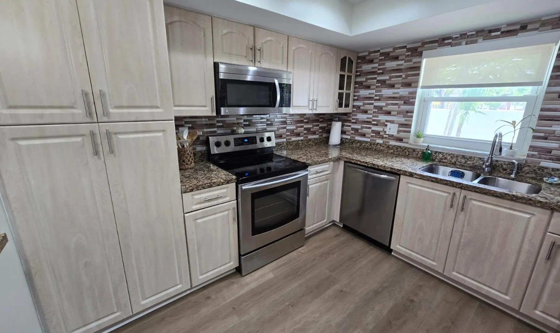 Apartment Luxurious & Spacious Townhouse In Prime Location *