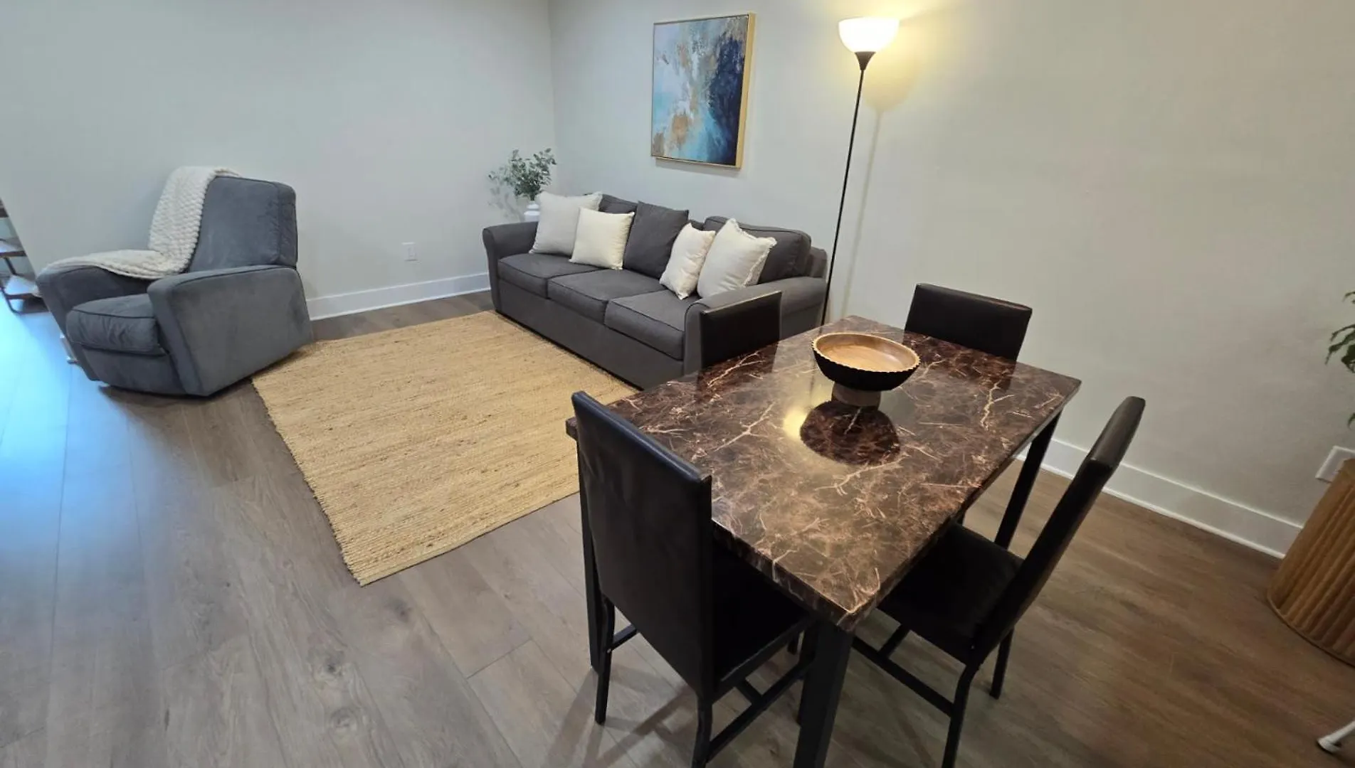 Apartment Luxurious & Spacious Townhouse In Prime Location *