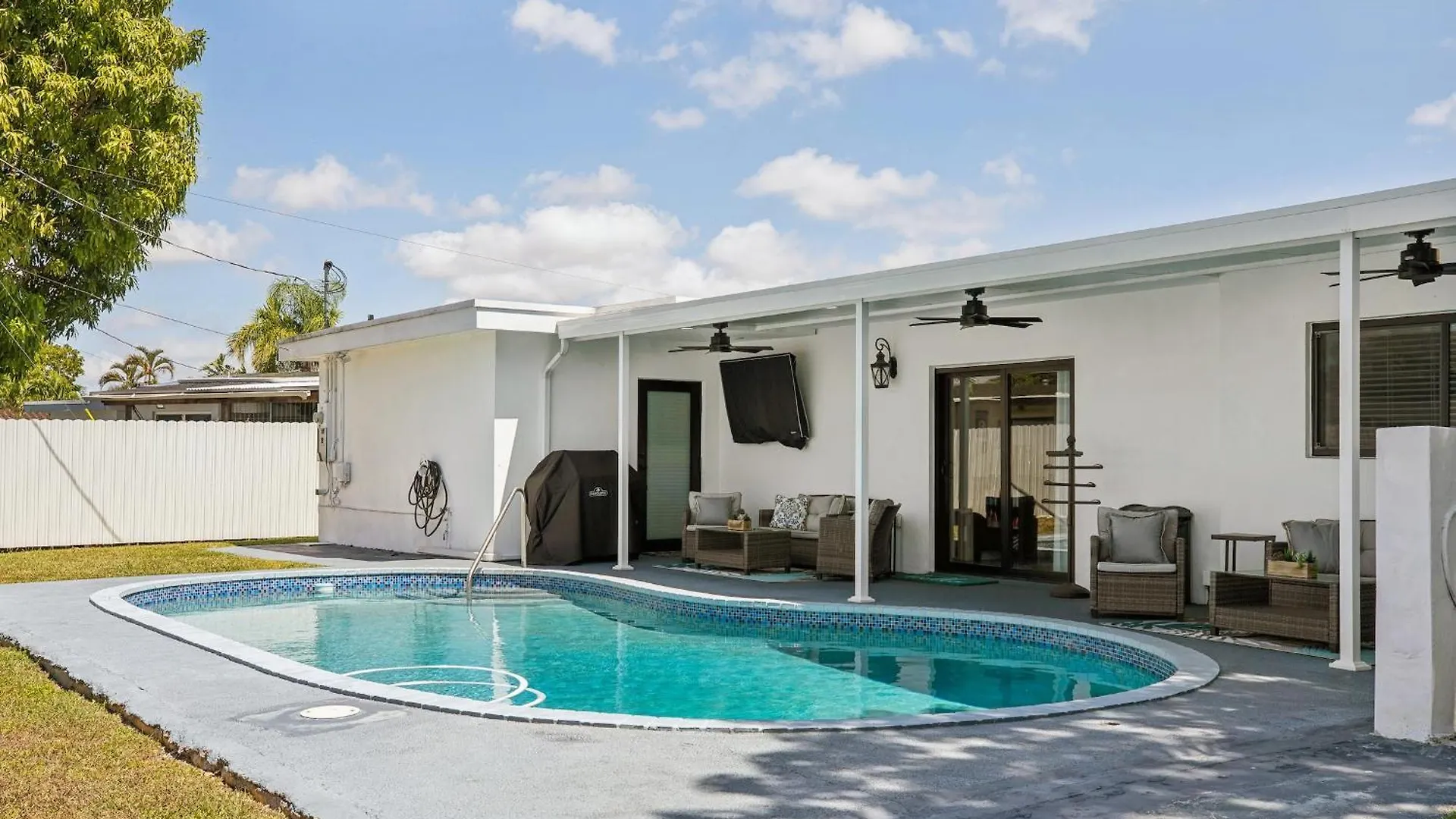 Oasis, Spacious 4-bedroom With Pool