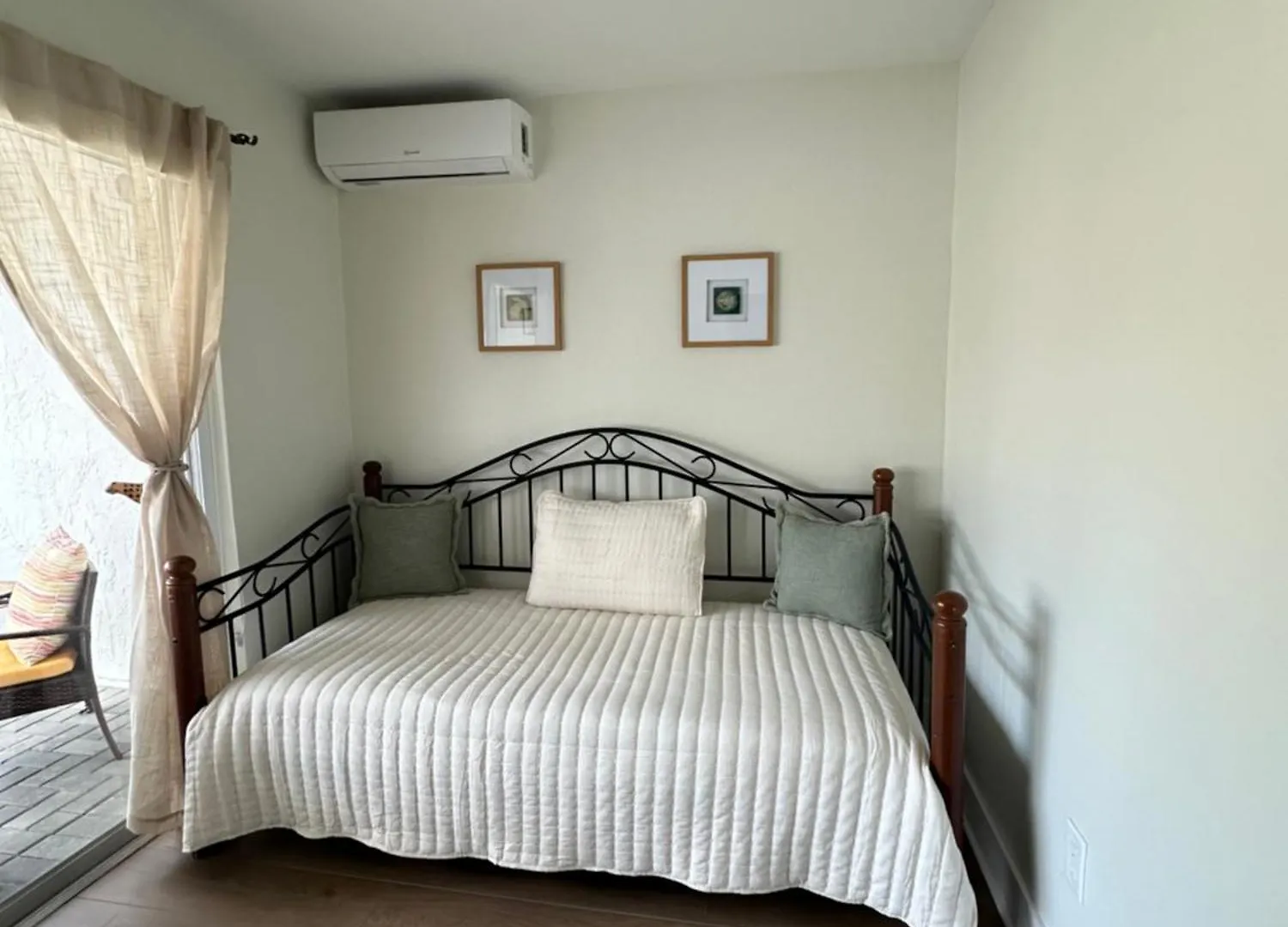 Luxurious & Spacious Townhouse In Prime Location *