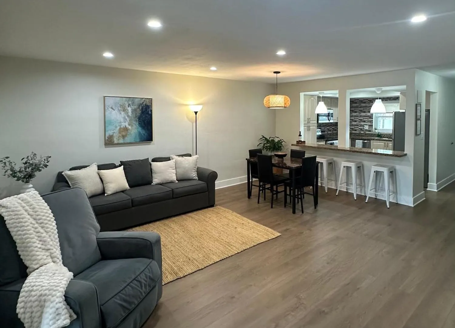 Luxurious & Spacious Townhouse In Prime Location Apartment