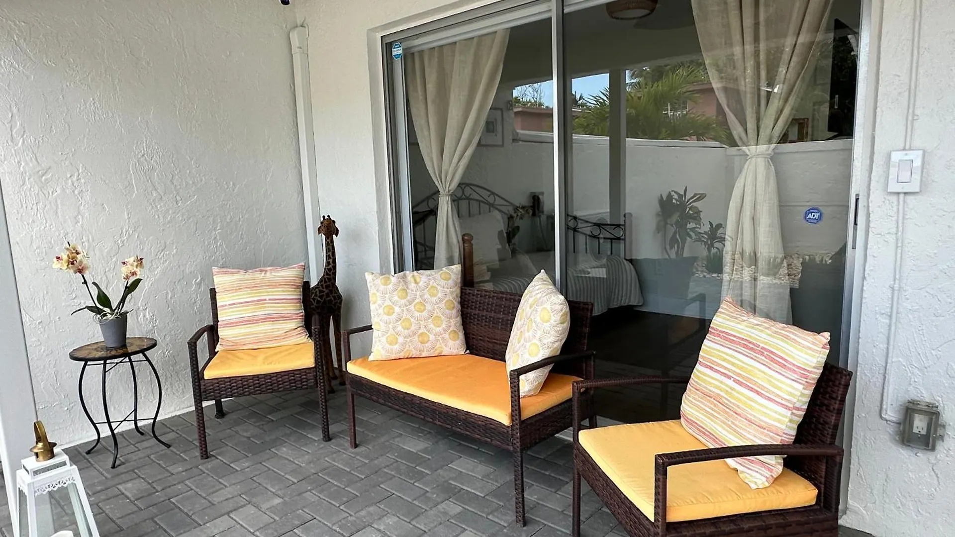 Luxurious & Spacious Townhouse In Prime Location *