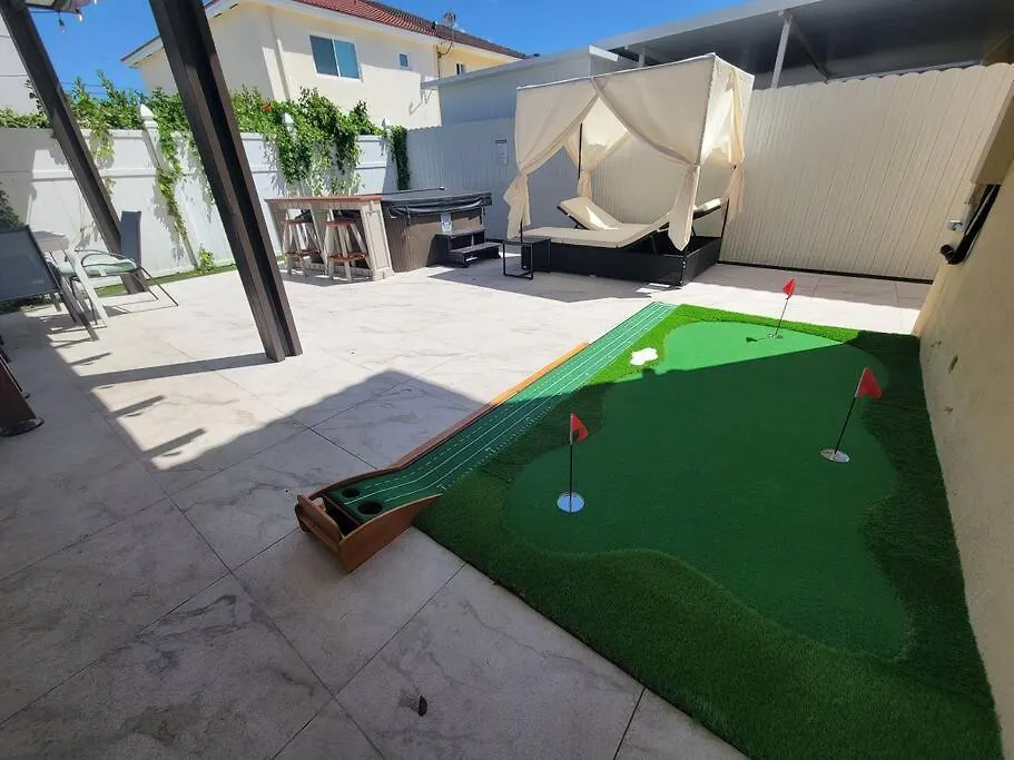 Boutique Style House, Mini Golf Bbq Hot-tub Ev-charger Foosball Holiday home Miami