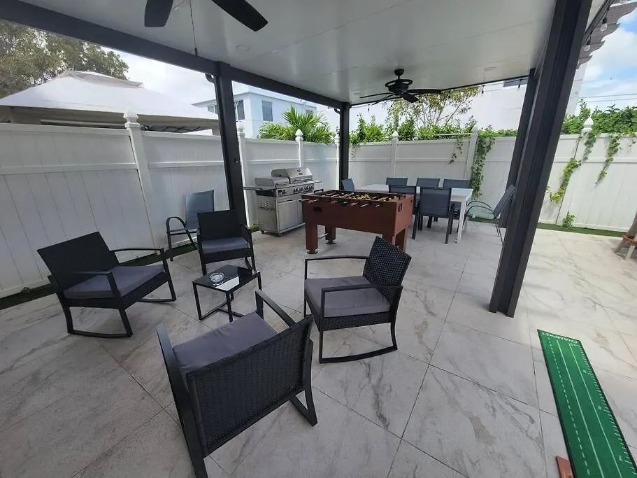 Holiday home Boutique Style House, Mini Golf Bbq Hot-tub Ev-charger Foosball